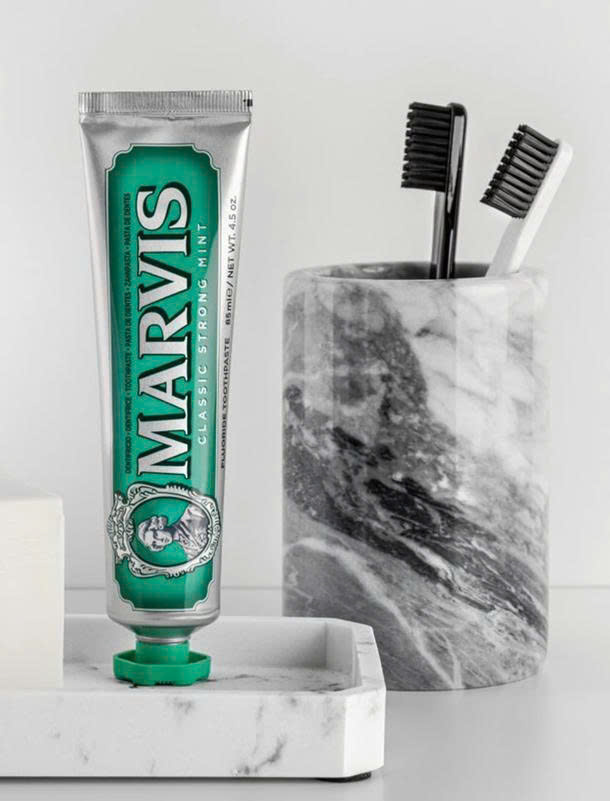 Kem đánh răng Marvis Classic Strong Mint 85ml